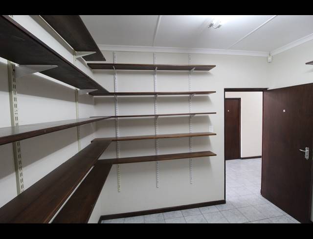 226M² BUSINESS CENTRE TO LET IN VREDENBURG